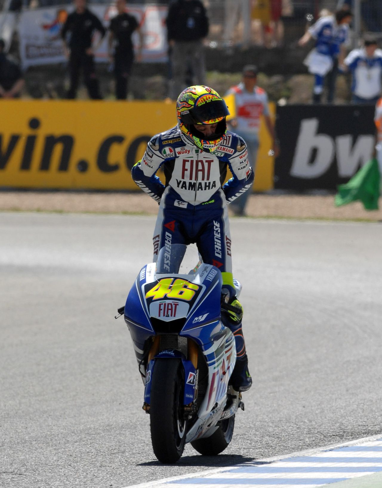 valentino-rossi-celebration-wallpaper-jerez-020408[1].jpg